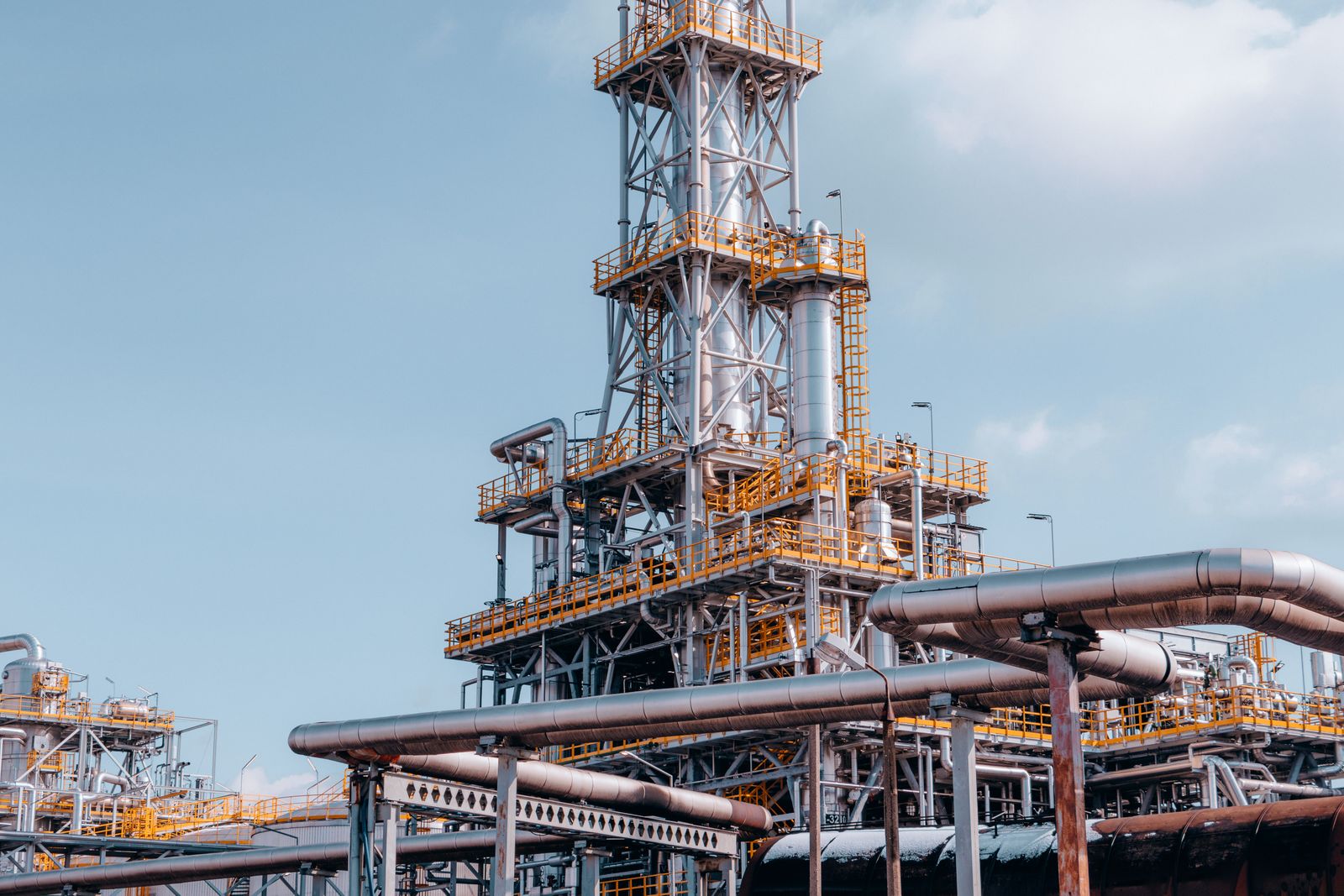 Oil and gas refinery — the same scheduling and budget-overrun challenges construction teams face also show up in industrial and energy projects